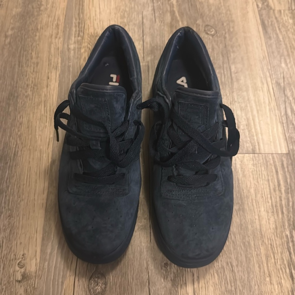 Grade school Size 7 
FILA
NAVY SEUDE